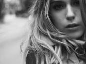 Barbara Opsomer présente morceau Dimanche Province acoustique