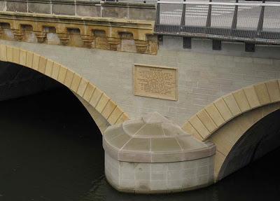 Aux abords du Moyen-Pont