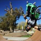 Un casse-cou en chaise roulante réalise des tricks incroyables