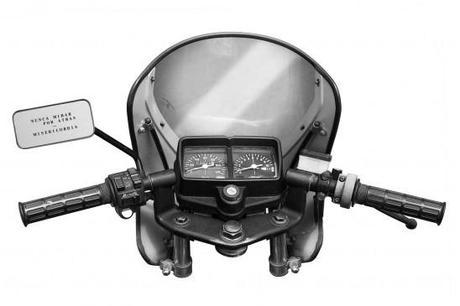 Moto graphique noir poésie puissance