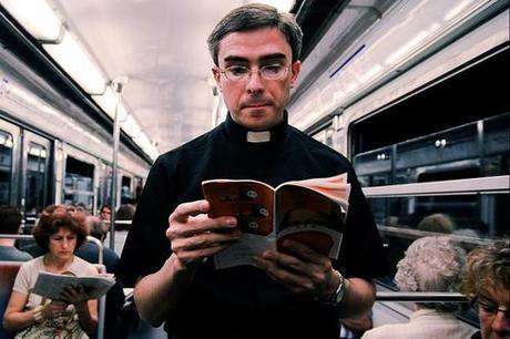  métro lecture pretre moine debout