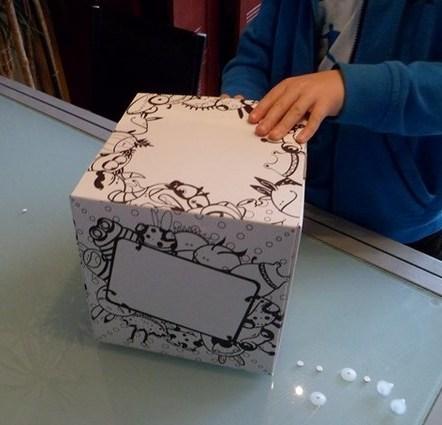 Mon fils a testé le cube déco à colorier !