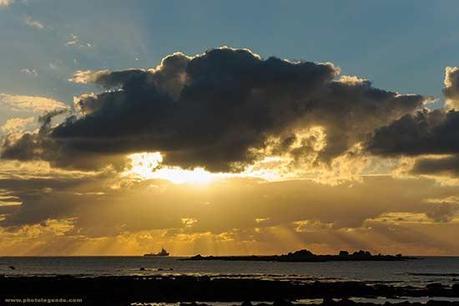 La Photo du lundi 25 novembre 2013 : retour de pêche à Saint-Guénolé Un bateau s'approche du port de Saint Génolé sous les rayons du soleil