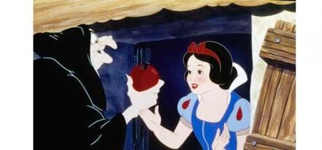 blanche-neige-moment-culte-sorciere-pomme-disney.jpg