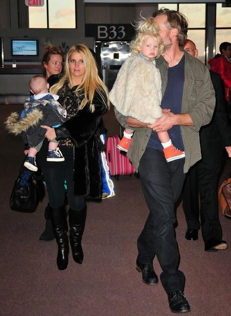 Jessica Simpson et sa famille à l'Aéroport LAX de Los Angeles - 24.11.2013