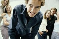 Le client mystère est soit étudiant soit retraité soit à temps partiel