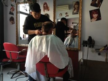 Un coiffeur gai Un coiffeur gai