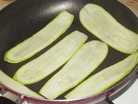 Pizza au chèvre, jambon et courgettes grillées