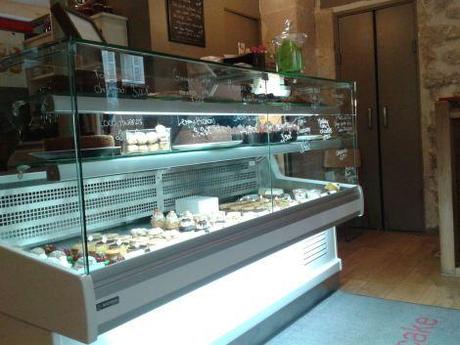 helmutnewcake-nogluten-le présentoir réfligéré avec les gateaux