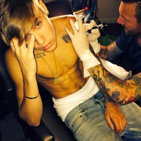 Top 3 des photos du nouveau tatouage de Justin Bieber représentant un aigle