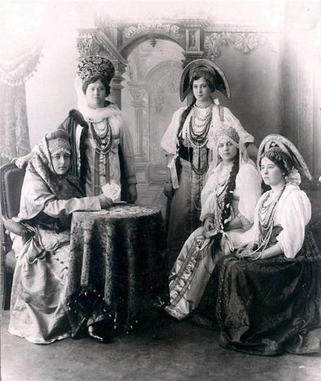 Femmes en costumes populaire russe