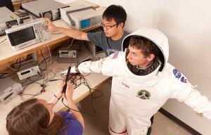 Des étudiants de première année fabriquent une combinaison spatiale avec capteurs biométriques et dispositif de thermoélectricité pour transformer la chaleur du corps en énergie.