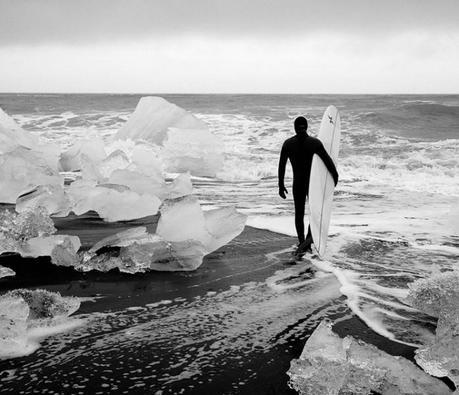 Chris Burkard vous emmène surfer en Islande et en Russie