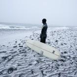 Chris Burkard vous emmène surfer en Islande et en Russie