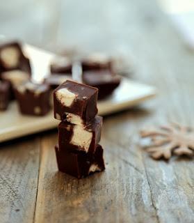 Fudge chocolat noir , amandes et mini marshmallows pour des cadeaux gourmands