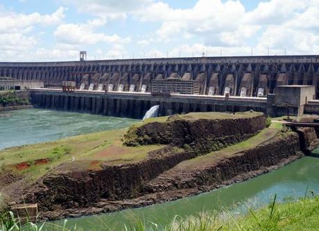 itaipu_barrage_photo_Leandro's World Tour