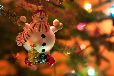 bonhomme-neige-sur-sapin