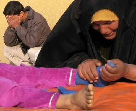 Une famille pleure la mort d'un enfant de neuf ans à Bakouba (Reuters).