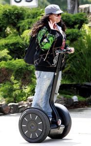 CELEBRITE SUR SEGWAY : SYMONE RAVEN