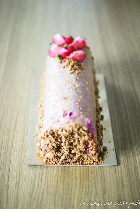 Bûche de Noël mousse de framboise, pistache et chocolat