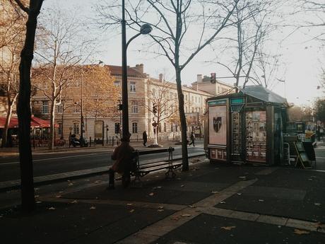 Un matin d'automne sur l'avenue Daumesnil, Paris. 