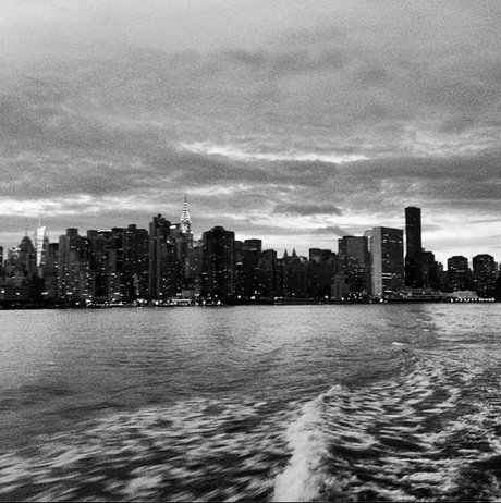 à quelques vagues de la skyline de Manhattan