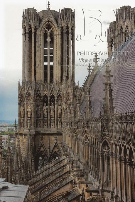 La tour sud de la cathédrale de Reims, vue du croisillon, après la guerre
