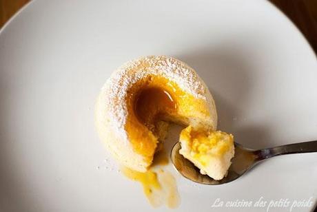 Moelleux à la vanille et au coulis de mangue