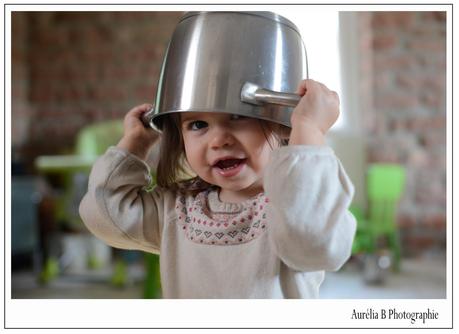 Photographie du jour .. A 2 ans je fais la cuisine ^^