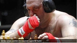 Échecs & Boxe : l'Italien Sirci réfléchit à son prochain coup face au Russe Sazhin