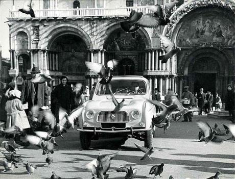 Une Renault 4L à l'assaut de Venise