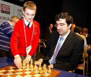 Echecs : Carton plein pour Vladimir Kramnik qui défait Peter Svidler et Jonathan Rowson lors de la 1e journée du Chess Sixteen de Londres © Ray Morris-Hill