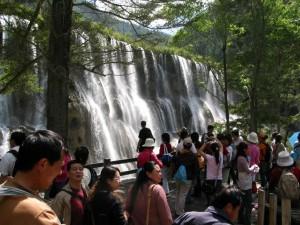 mass tourism in jiuzhaigou 300x225 E tourisme : un secteur en expansion