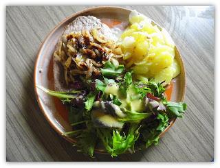 Beefsteak, oignons confits, gratin dauphinois et salade de mesclun