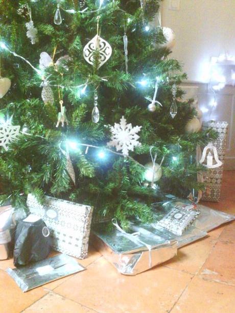 Décorations de Noël chez moi : venez visiter cadeaux sous le sapin