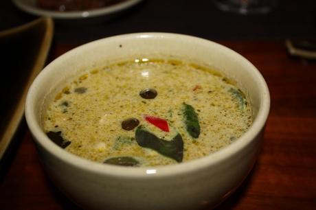 Curry vert au poulet aubergine thaï basilic doux