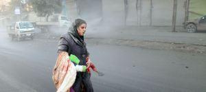 une-syrienne-blessee-marche-avec-ses-deux-enfants-apres-des-raids-de-l-armee-de-l-air-a-alep-le-15-decembre-2013_4556702