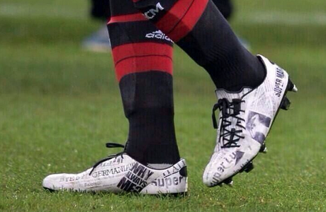 Balotelli et ses chaussures avec ses Unes de journaux