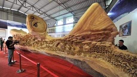 Zheng Chunhui | Un village sculpté dans un tronc (2013)