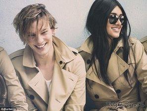 Jamie Campbell pour Burberry