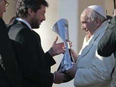 club football Lorenzo offre trophée pape