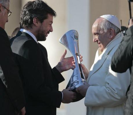 Le club de football de San Lorenzo offre son trophée au pape
