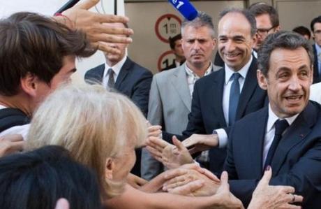 Une image terrible : deux fous dangereux s'échappent de leur asile. On voit les infirmiers essayer de leur barrer le chemin, en vain. Aux dernières nouvelles, les deux forcenés courent toujours. 