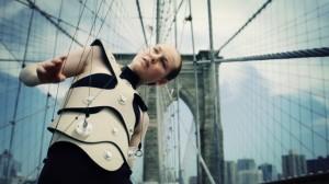 Une installation artistique électronique qui transforme un pont en instrument de musique.