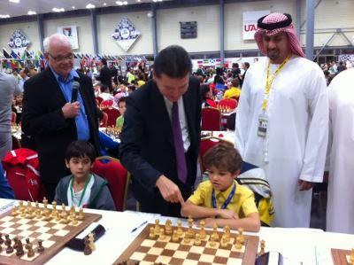 Le Président de la Fide, Kirsan Ilyumzhinov, en présence du Sheikh Sultan Bin Khalifa Al-Nehyan, Président de la Fédération asiatique des échecs, a donné le coup d'envoi - Photo © Fide 
