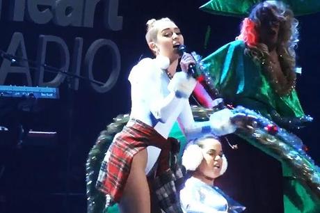 Vidéo : Miley Cyrus plus grotesque que jamais au show Y100 Jingle Ball