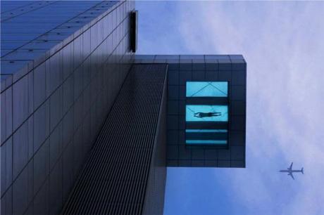 Holiday-Inn-Shanghai-Pudong-Kangqiao-Cantilever-Swimming-Pool POOL : Les plus belles piscines du monde!