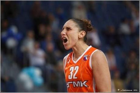 Diana-TAURASI--Ekaterinbourg---S.-Moscou-R._Youlia-FEDOSSEE.jpg