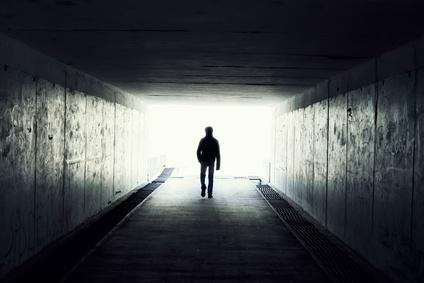 tunnel sombre lumière blanche homme.jpg