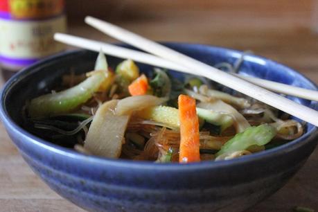 Vermicelles sautés aux légumes et à la sauce de haricots noirs